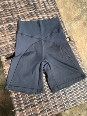 High-Waist Black Women's Bike Shorts with Contour Seams